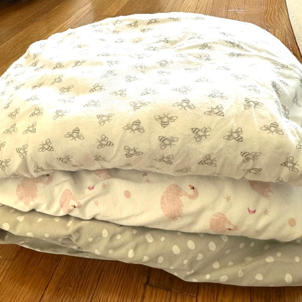Bundle of 3 gently used crib sheets.